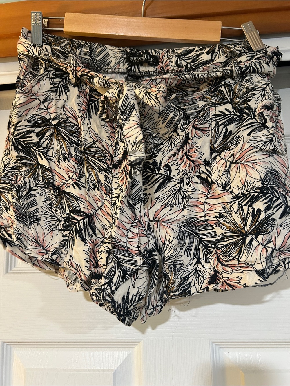 Sound + Live High-Waist Tropical Leaf Print Shorts in Cream black pink